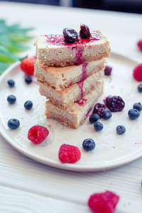 经典芝士蛋糕的切片 白色盘子里有新鲜果子 健康的有机夏季甜点面团糖果浆果食谱面包糕点饼干香草馅饼水果图片