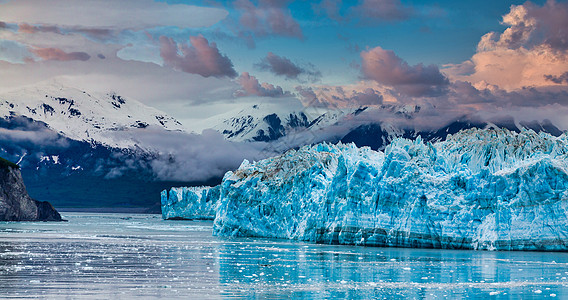 乌云下海湾的冰川图片
