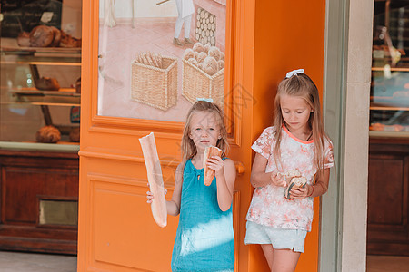 最可爱的孩子 在巴黎有新鲜的红脆面包卷饼采购女性瘸子食物街道旅行城市旅游女孩金发图片