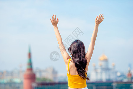 快乐的城市年轻女性 在欧洲城市微笑地标享受女士成人景观场景历史性游客假期图片