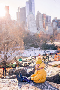 纽约市中央公园冰场的风景引来可爱的小姑娘旅行新年孩子幸福操场喜悦景观溜冰者孩子们公园图片