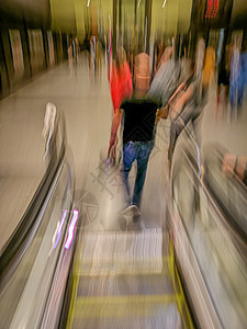 地铁站运动的模糊照片图片