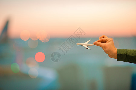 握着飞机型号的近手乘客客机航空公司运输货物旅行飞机场公司翅膀空气图片