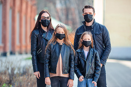 家庭戴面罩 防止Corona病毒和抓抱感染手术疾病父母街道蓝色口罩城市诊所卫生图片