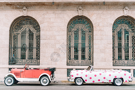 古巴旧哈瓦那的黄色经典古老车景象殖民房子汽车宏观异国假期保险杠运输古董出租车图片