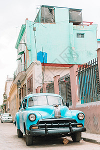 古巴旧哈瓦那的黄色经典古老车景象假期殖民车辆保险杠异国运输街道房子古董出租车图片