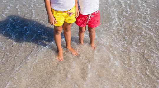 在浅水处紧紧小女孩的腿生活情调赤脚海浪异国享受玩具海岸喜悦海洋图片
