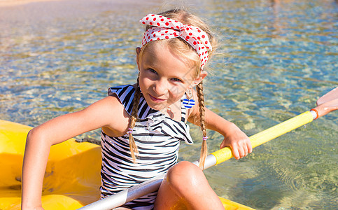 勇敢可爱的小可爱女孩 在清蓝的海面上划皮艇旅行阳光运输孩子活动童年独木舟天空热带运动图片