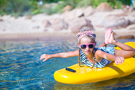 美丽的可爱女孩 在清蓝的海面上划艇独木舟活动皮艇闲暇晴天海洋运输孩子血管运动图片