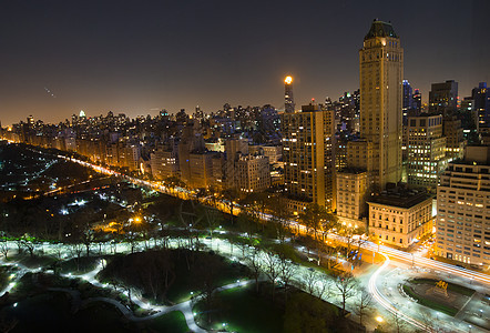 纽约中央公园全景空景在漆黑的夜晚市中心街道建筑建筑学场景城市景观摩天大楼地标天际图片