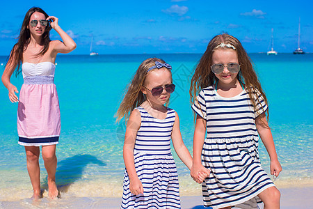 在海滩度假期间快乐的女孩和年轻妈妈假期享受父母孩子父亲爸爸女士海岸线海洋幸福图片