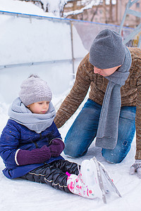 快乐的父亲和小女孩假期 在滑冰场上度假小姑娘婴儿乐趣教学训练童年男人女孩学习家庭图片