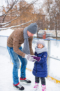 可爱的小女孩和快乐的父亲 在户外滑冰溜冰小姑娘帮助娱乐学习生活方式训练教学家庭数字女儿图片