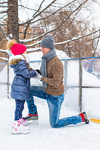 在户外滑冰溜冰场上快乐的一家人童年活动孩子娱乐微笑家庭男性婴儿教育训练图片