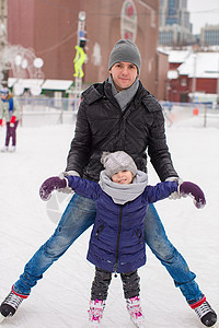在户外滑冰溜冰场上快乐的一家人教学男人父亲微笑教育童年训练爱好男性数字图片