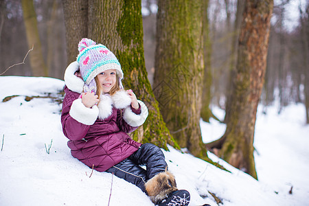 在阳光明媚的冬天天雪中 快乐小女孩的肖像女儿天气童年女性雪花围巾幸福孩子外套手套图片