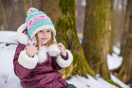 暖冬日户外可爱小女孩的肖像晴天帽子天气孩子微笑女儿外套婴儿闲暇森林图片