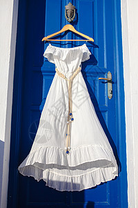 Greek 房子里蓝色门上的白裙子探索假期微风太阳奢华旅行娱乐火山土地说谎图片