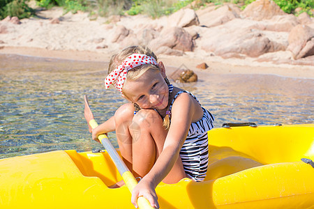可爱的小女孩在暑假期间享受皮艇活动图片