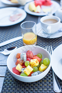咖啡早餐新鲜水果沙拉 咖啡加牛奶和果汁 供户外休息室早餐用背景