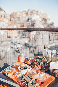 在马纳罗拉市风景惊人的咖啡室餐桌边上 新鲜粗菜 奶酪和肉类文化乡村盘子旅行桌子阳台游客午餐闲暇美食图片