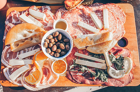 在马纳罗拉 咖啡厅的餐桌上有新鲜粗食 奶酪和肉类 在马纳罗拉可以看到乡村切菜板蔬菜食物桌子假期旅游阳台旅行闲暇图片