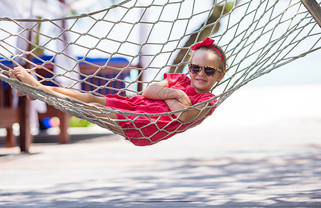 热带度假时可爱的小女孩 在吊吊吊床上放松海滩女性海洋孩子快乐海岸享受情感假期婴儿图片