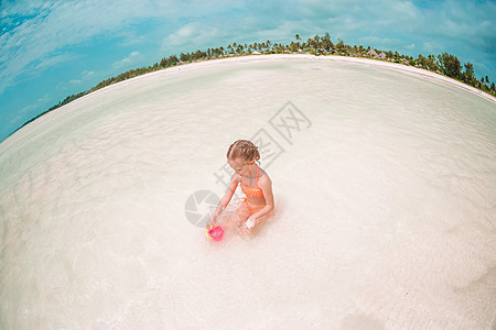 可爱的小女孩在度假期间 在热带海滩玩得开心女性帽子童年女儿旅游海洋孩子情调假期女孩图片