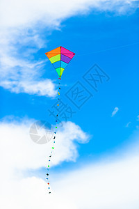 风背景蓝色天空中飘扬着多彩的风筝娱乐海滩微风乐趣腹胀自由阳光活动尾巴翅膀图片