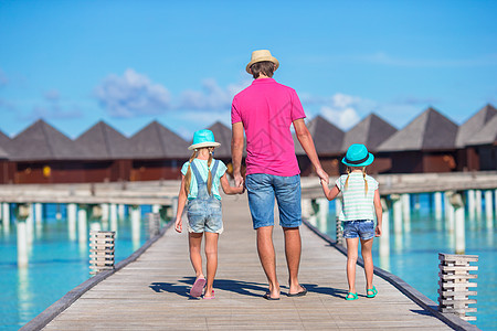 父亲和小女儿在水大同房附近的木制码头上男人喜悦情调女孩爸爸快乐情感假期海洋家庭图片