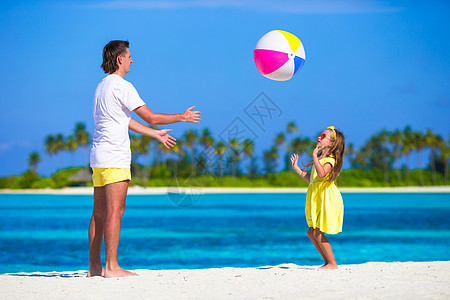 快乐的父亲和女儿在沙滩上奔跑 与舞会一起玩得开心闲暇女性活动假期家庭孩子微笑成人跑步女孩图片