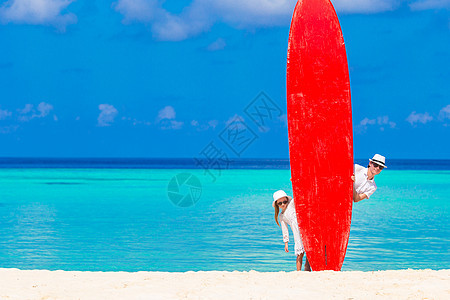 父亲和孩子在暑假期间带着冲浪板学习海岸海滩爸爸喜悦热带海洋幸福泳装冒充图片
