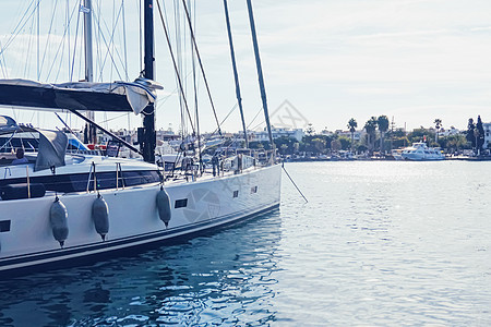 地中海海岸港口的游艇和船只 旅行和闲暇时间余弦天空海洋帆船旅游渡船假期俱乐部航程巡航图片