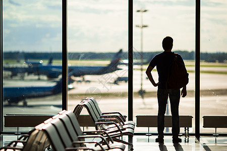 等待登机的机场飞机的人的休眠旅游男人国际护照行李航班休息室航空公司假期门票图片