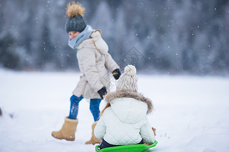 可爱的小女孩享受雪橇赛跑 儿童滑雪 孩子们在雪地里户外玩耍 圣诞节前夕家庭度假室外雪花手套孩子乐趣幸福骑术闲暇女儿天气活动图片