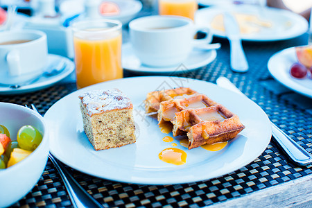 新鲜水果沙拉 华夫饼 蛋糕 咖啡和果汁 在度假餐厅用于早餐杯子牛奶奇异果宏观面包馅饼沙漠玻璃甜点盘子图片