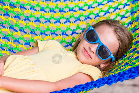 热带度假时可爱的小女孩 在吊吊吊床上放松女儿情感女性喜悦孩子婴儿棕榈海滩旅行快乐图片