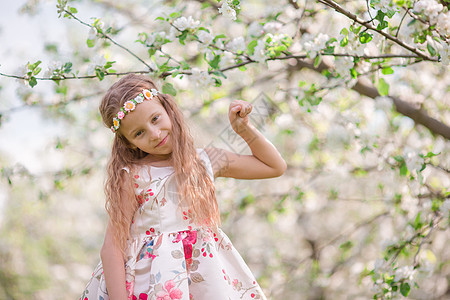 春日 在盛开樱花树花园的可爱小女孩裙子生活季节童年公园女孩女士森林园艺香气图片