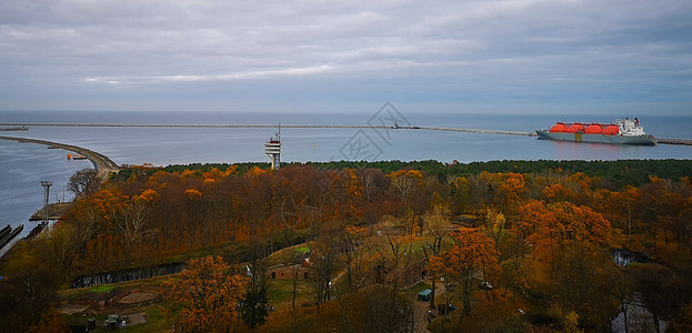 从Swinoujscie的灯塔到11月秋天的公园和海洋科学技术港口旅游海景运输海港蓝色基础设施海滩导航图片