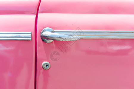 古巴哈瓦那老城经典粉色老爷车的特写 最受游客欢迎的交通工具是出租车图片
