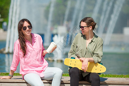 欧洲城市的年轻城市女孩快乐 高加索女人一起在户外玩得尽兴相机天气旅游女士学生公园假期生活游客指导图片