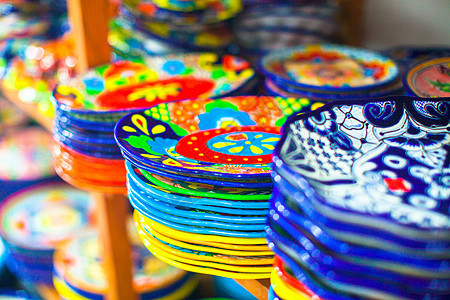 街头市场中多彩的墨西哥传统陶瓷产品拉丁装饰盘子风格文化店铺制品礼物手工古董图片
