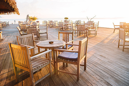 在海滨异国岛屿的夏季空旷户外咖啡厅菜肴闲暇酒吧阳台餐厅太阳服务旅行日落蓝色图片