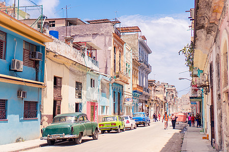 古老建筑和汽车的旧哈瓦那街面的真实景象全景街道殖民建筑学旅行房屋游客车辆场景城市图片