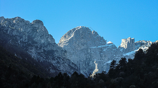 多洛米特的景观天空假期季节旅游高山森林山脉蓝色岩石晴天图片