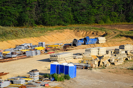 建筑材料仓库 建筑基地 金属 木头和砖块等托盘森林平板硬件木材建造库存商业贮存生产图片