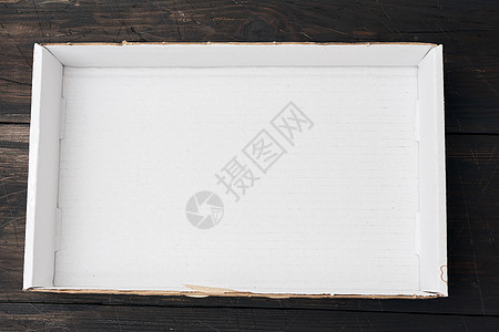 木木背景上的空白纸板纸箱图片
