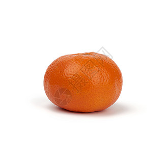 在白色背景上隔离的皮层中熟熟的圆形橘子图片