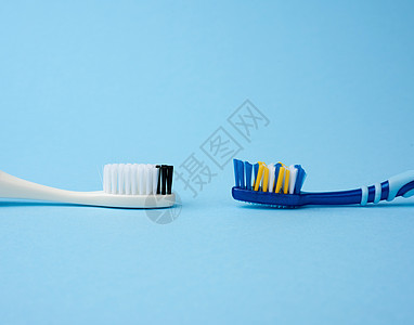 蓝色背景的两张塑料牙刷图片