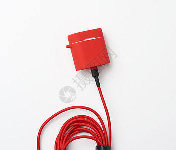 在连接电缆的红色箱子中装有耳机充电器的框力量金属绳索白色音乐电脑活力插头工具电池图片